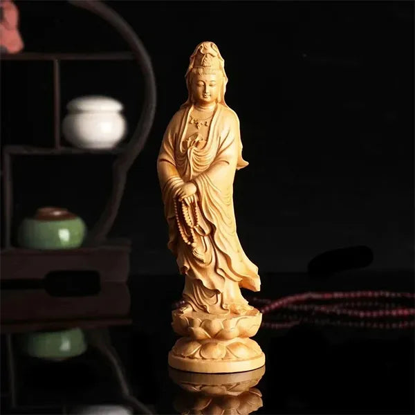 Statue Guanyin en bois de Cyprès Déesse de la Miséricorde sur fond noir vue de face Kaosix