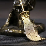 Statue Guerrier Chinois Guan Yu (Guan Gong) Bronze vue en gros plan sur son arme le guandao kaosix