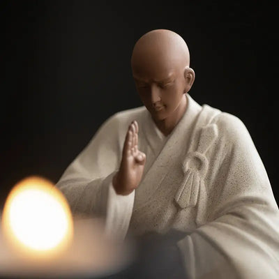 Statue Moine Bouddhiste Humilité et Respect Lotus Blanc sur fond noir vue en gros plan du visage Kaosix