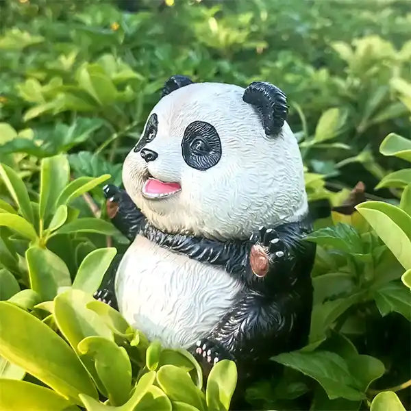 Statue Panda en Résine Symbole Joie Paix Sérénité posée dans l'herbe dans un jardin kaosix