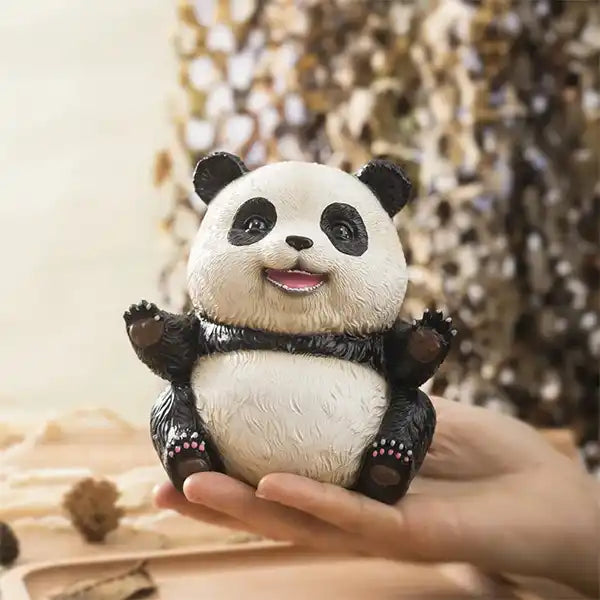 Statue Panda en Résine Symbole Joie Paix Sérénité posée sur une main de femme vue de face kaosix