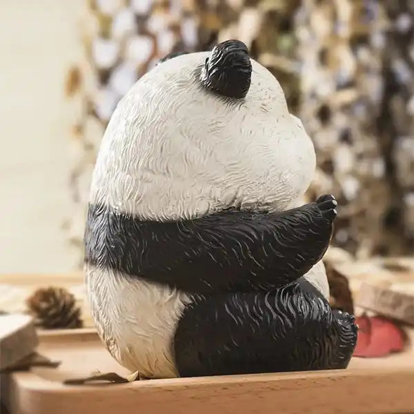 Statue Panda en Résine Symbole Joie Paix Sérénité sur un socle en bois profil de droite kaosix