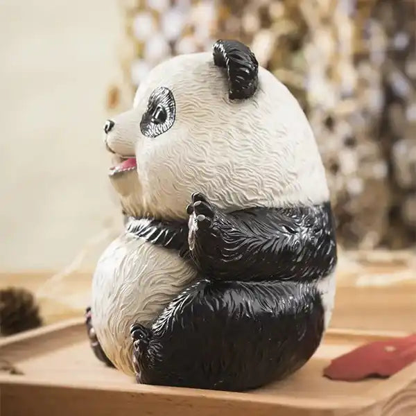 Statue Panda en Résine Symbole Joie Paix Sérénité sur un socle en bois profil de gauche kaosix