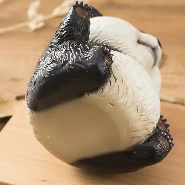 Statue Panda en Résine Symbole Joie Paix Sérénité sur un socle en bois vue de dessous kaosix