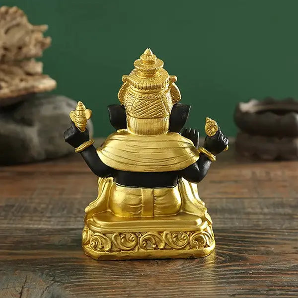Statue de Ganesh doré sur table en bois vue de de dos kaosix