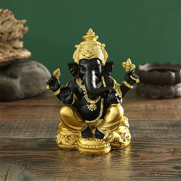 Statue de Ganesh doré sur table en bois vue de face kaosix