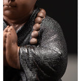 Statue de Moine Tibétain Compagnons de Sérénité modèle Salut vue rapprochée de l'épaule et du collier Kaosix