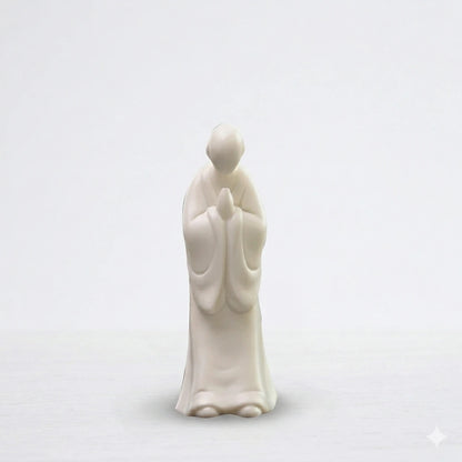Statue moine bouddhiste zen céramique blanche anjali mudra namaste sur fond blanc kaosix
