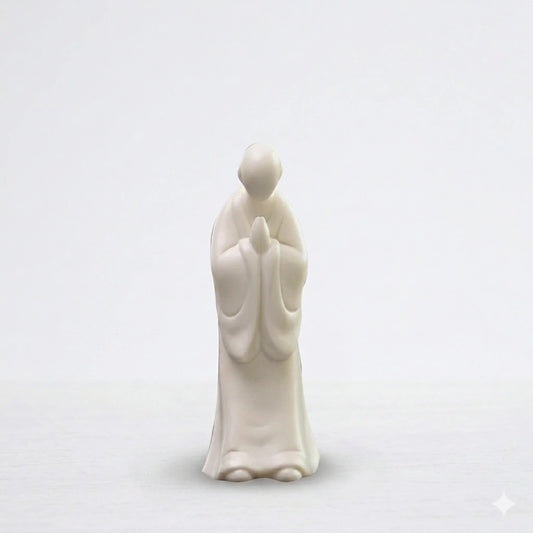 Statue moine bouddhiste zen céramique blanche anjali mudra namaste sur fond blanc kaosix