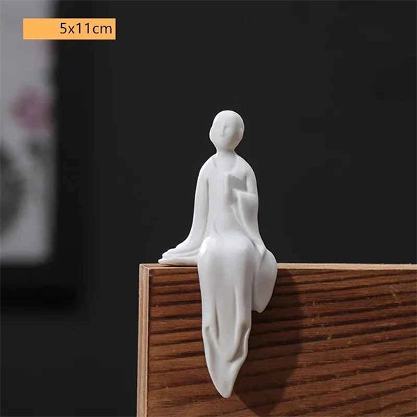Statue moine bouddhiste zen céramique blanche pose Abhaya mudra assis sur banc en bois avec fond noir Kaosix 9