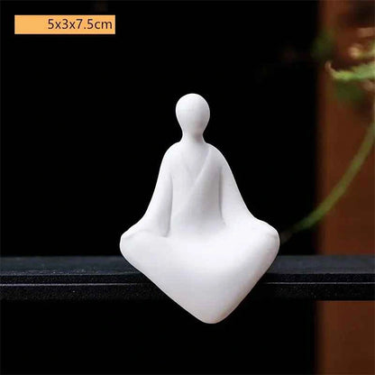 Statue moine bouddhiste zen céramique blanche pose éveil assis sur banc en bois avec fond noir Kaosix 12