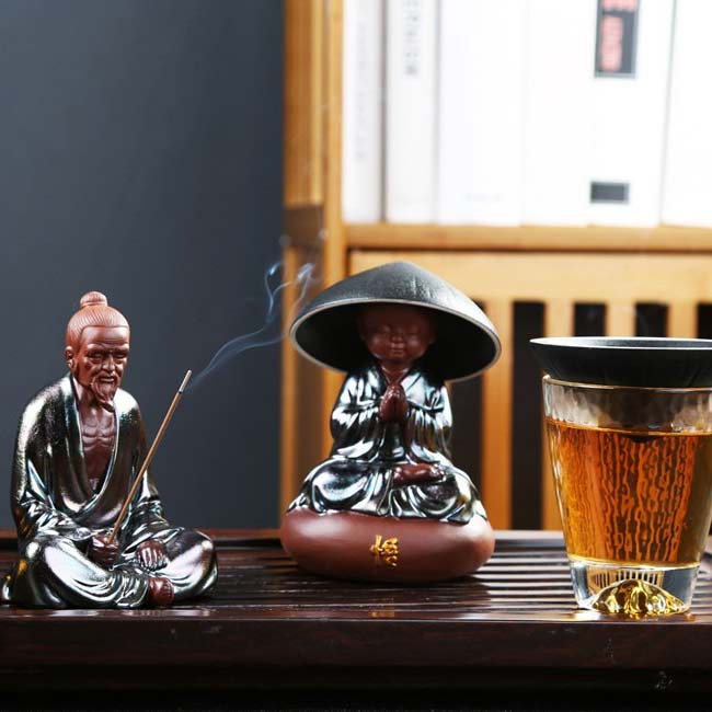 Statues Moine Tibétain assis argent et Vieux Sage Chinois argent à côté d'un verre de thé Kaosix