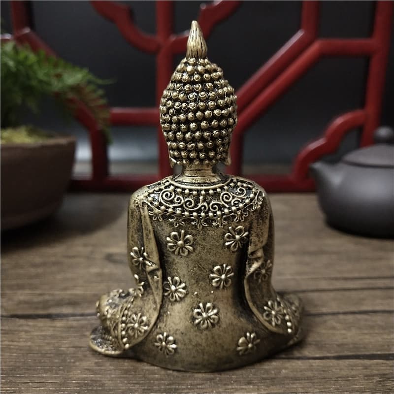 Statuette Bouddha Thaïlande Bronze Anjali Mudra vue de dos et posé sur une table en bois Kaosix