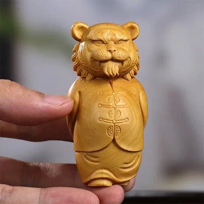 Statuette Feng Shui du Tigre Blanc de l'Ouest Protecteur des 4 Orients posé sur une main d'homme kaosix