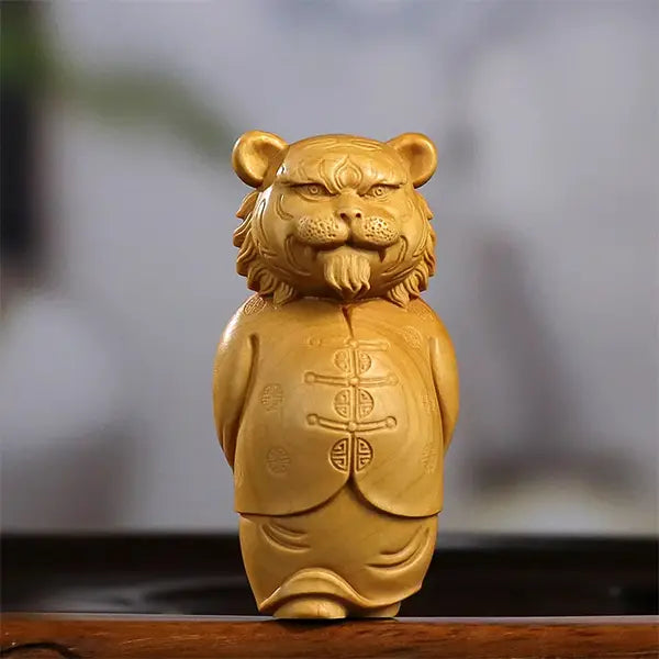 Statuette Feng Shui du Tigre Blanc de l'Ouest Protecteur des 4 Orients sur une table en bois kaosix