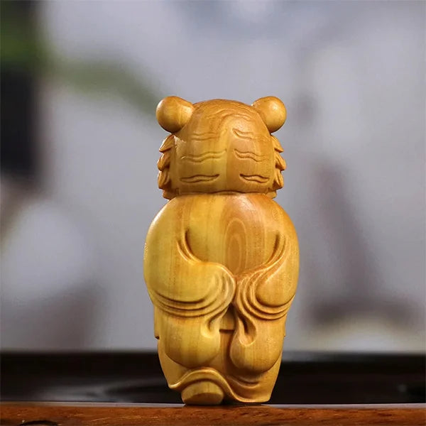 Statuette Feng Shui du Tigre Blanc de l'Ouest Protecteur des 4 Orients sur une table en bois vue de dos kaosix
