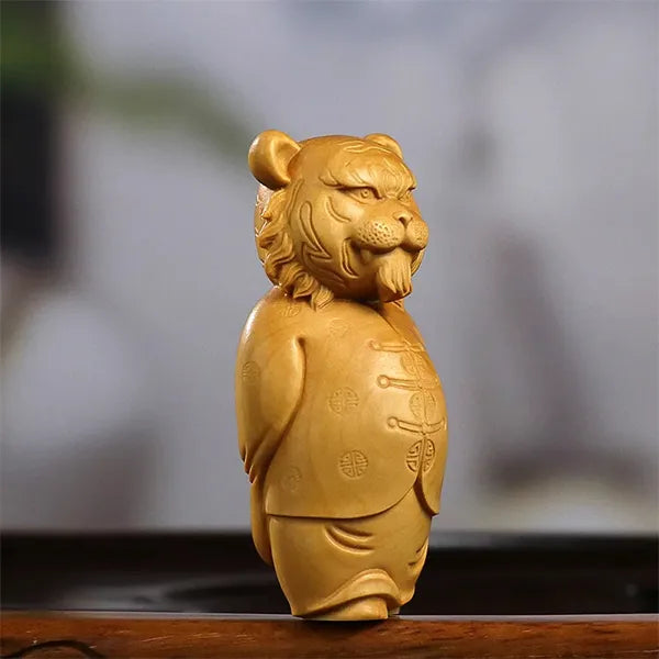 Statuette Feng Shui du Tigre Blanc de l'Ouest Protecteur des 4 Orients sur une table en bois vue de profil droit kaosix