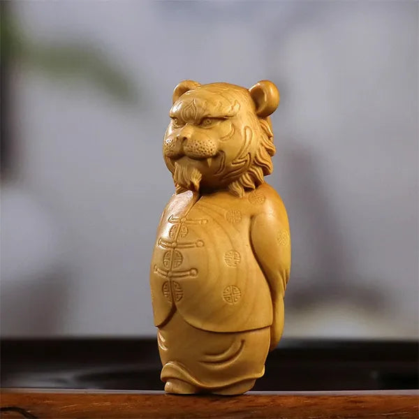Statuette Feng Shui du Tigre Blanc de l'Ouest Protecteur des 4 Orients sur une table en bois vue de profil gauche kaosix