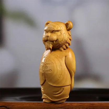 Statuette Feng Shui du Tigre Blanc de l'Ouest Protecteur des 4 Orients sur une table en bois vue de profil gauche kaosix