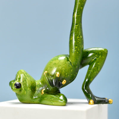 Statuette Grenouille Yoga Équilibre Divin sur fond bleu vue rapprochée Kaosix