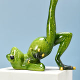 Statuette Grenouille Yoga Équilibre Divin sur fond bleu vue rapprochée Kaosix