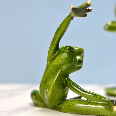 Statuette Grenouille Yoga  Sérénité Épanouie sur fond bleu vue de dos Kaosix