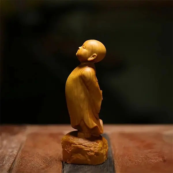 Statuette Moine Bouddhiste en Bois de Cyprès Sourire Zen kaosix 4