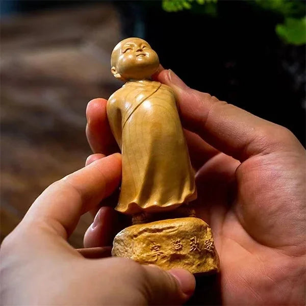 Statuette Moine Bouddhiste en Bois de Cyprès Sourire Zen kaosix 6