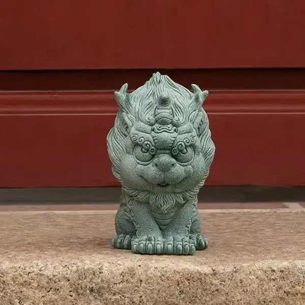 Statuette Pixiu Feng Shui en Grès Porte-Bonheur Richesse et Protection sur le pas d'une porte vue de face kaosix