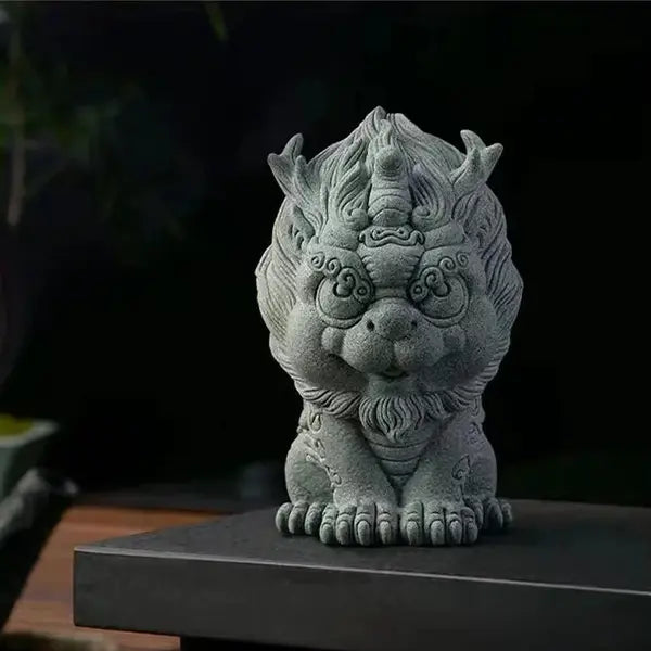 Statuette Pixiu Feng Shui en Grès Porte-Bonheur Richesse et Protection sur une brique noire vue de face kaosix