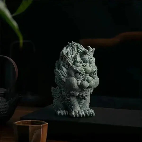 Statuette Pixiu Feng Shui en Grès Porte-Bonheur Richesse et Protection sur une brique noire vue de profil droit kaosix