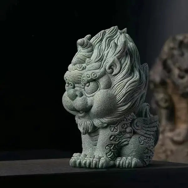 Statuette Pixiu Feng Shui en Grès Porte-Bonheur Richesse et Protection sur une brique noire vue de profil gauche kaosix