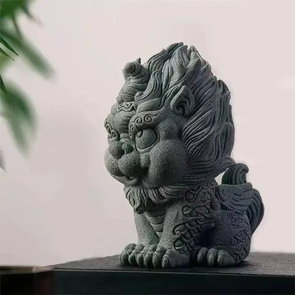 Statuette Pixiu Feng Shui en Grès Porte-Bonheur Richesse et Protection sur une table vue de profil gauche kaosix