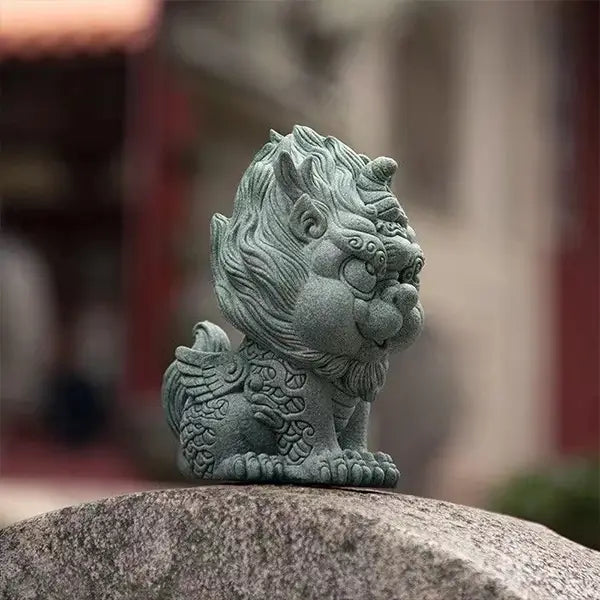 Statuette Pixiu Feng Shui en Grès Porte-Bonheur Richesse et Protection sur un pont vue de profil droit kaosix