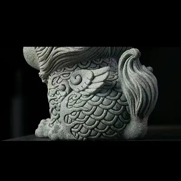 Statuette Pixiu Feng Shui en Grès Porte-Bonheur Richesse et Protection vu de derrière gros plan kaosix