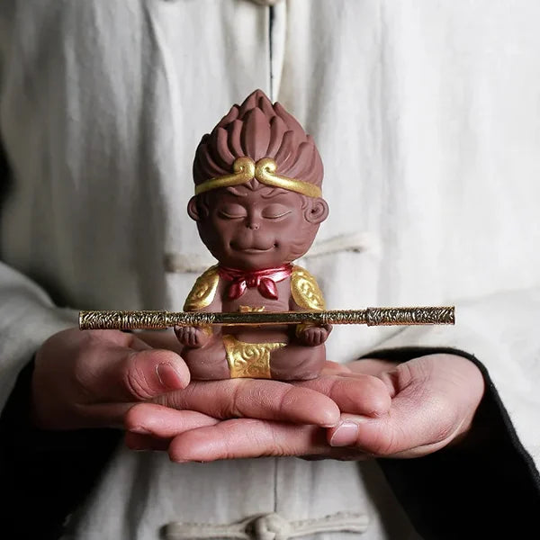 Statuette Sun Wukong Le Roi Singe Légendaire de la Mythologie Chinoise couleur marron avec bâton posé sur mains d'homme kaosix
