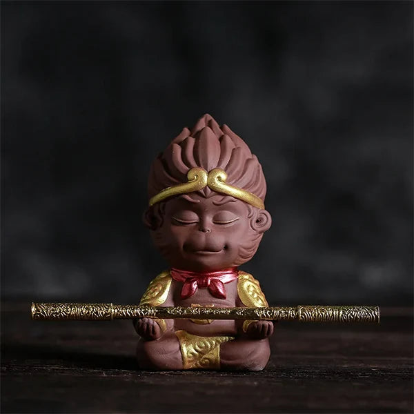 Statuette Sun Wukong Le Roi Singe Légendaire de la Mythologie Chinoise couleur marron bâton sur fond noir kaosix