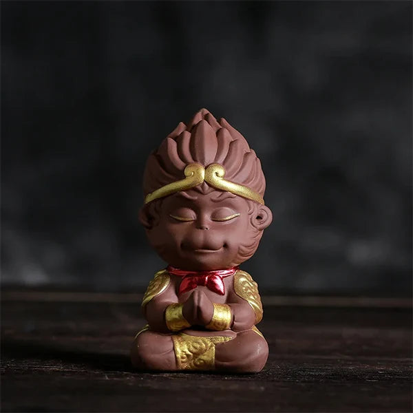 Statuette Sun Wukong Le Roi Singe Légendaire de la Mythologie Chinoise couleur marron méditation sur fond noir kaosix