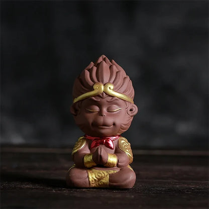 Statuette Sun Wukong Le Roi Singe Légendaire de la Mythologie Chinoise couleur marron méditation sur fond noir kaosix