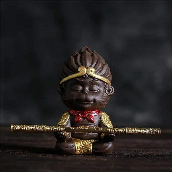 Statuette Sun Wukong Le Roi Singe Légendaire de la Mythologie Chinoise couleur noir bâton sur fond noir kaosix