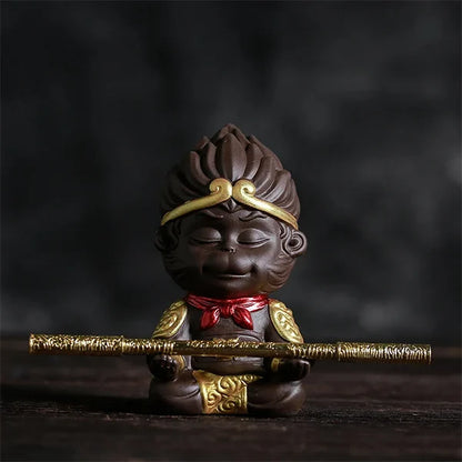 Statuette Sun Wukong Le Roi Singe Légendaire de la Mythologie Chinoise couleur noir bâton sur fond noir kaosix
