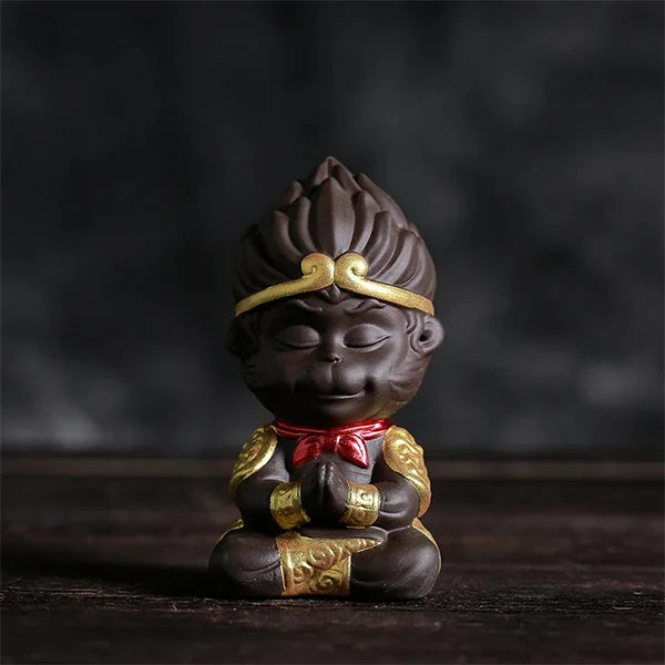 Statuette Sun Wukong Le Roi Singe Légendaire de la Mythologie Chinoise couleur noir méditation sur fond noir kaosix