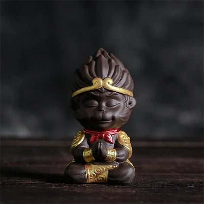 Statuette Sun Wukong Le Roi Singe Légendaire de la Mythologie Chinoise couleur noir méditation sur fond noir kaosix