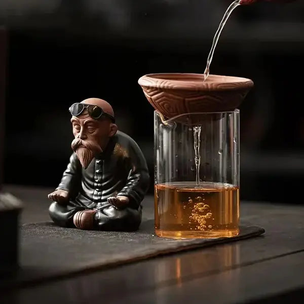 Statuette Vieux Sage Chinois Passoire à Thé Décoration Zen carapace sur verre avec eau et thé kaosix