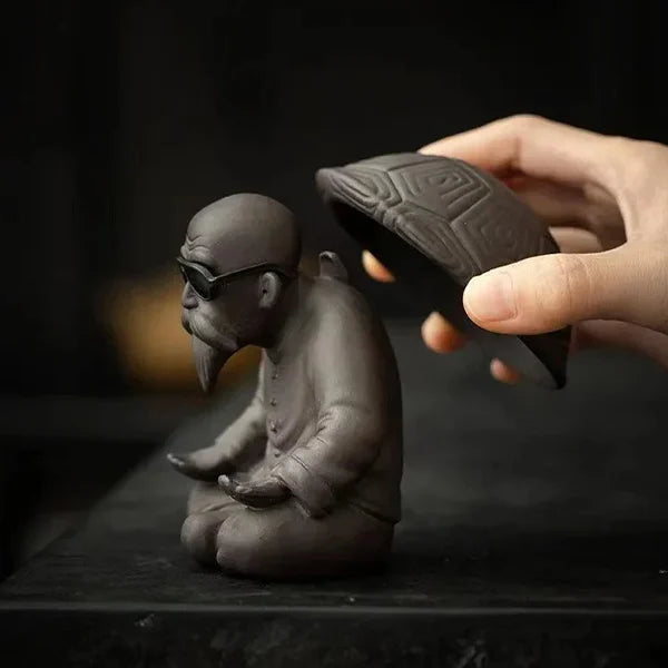 Statuette Vieux Sage Chinois Passoire à Thé Décoration Zen sur un tapis sur une table carapace amovible kaosix
