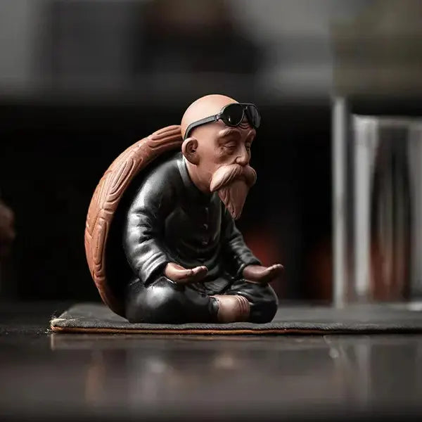 Statuette Vieux Sage Chinois Passoire à Thé Décoration Zen sur un tapis sur une table kaosix