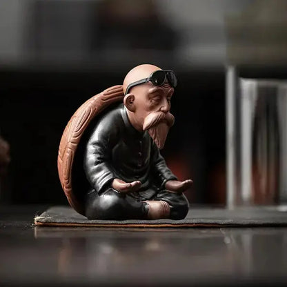 Statuette Vieux Sage Chinois Passoire à Thé Décoration Zen sur un tapis sur une table kaosix
