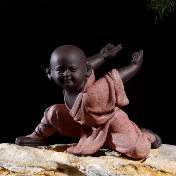 Statuette bouddhiste moine Shaolin bâton couleur orange debout sur un fond noir Kaosix