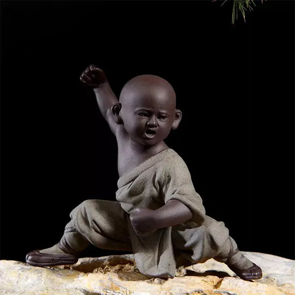 Statuette bouddhiste moine Shaolin bâton couleur vert debout sur un fond noir Kaosix