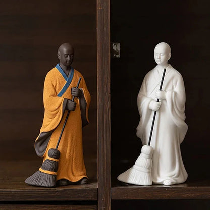 Statuette moine bouddhiste avec un balai couleurs blanc et orange étagère kaosix